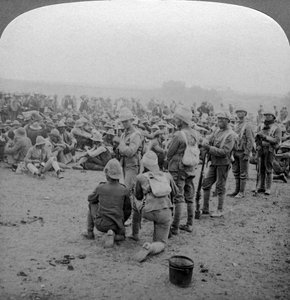 Boerengevangenen rusten op de weg van Paardeberg naar Modderrivier, Zuid-Afrika, 1900-1902