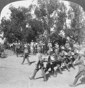 Britse commandanten inspecteren troepen die Kroonstad binnenkomen, Zuid-Afrika, Boerenoorlog door Underwood and Underwood