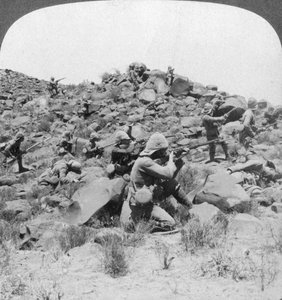 Britse soldaten in actie, Zuid-Afrika, Boerenoorlog, 1901 door Underwood and Underwood