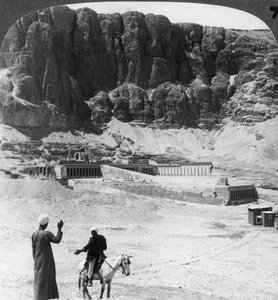 Eeuwenlang begraven - zuilengalerijen van de tempel in Der-el-Bahri, Thebe, Egypte door Underwood and Underwood