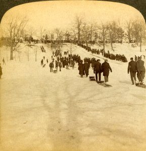 Canadese wintersporten - rodelen, 1905 door Underwood and Underwood