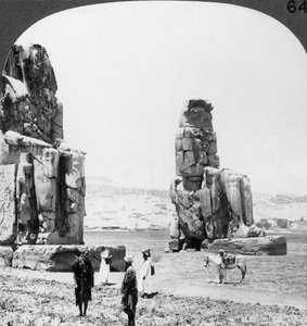 Kolossale Memnon-standbeelden in Thebe, Egypte, 1905 door Underwood and Underwood