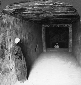 Afdalende galerij in het graf van Sethos I, Thebe, Egypte