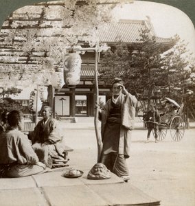 Hangende trossen van blauwe regen over een theehuis veranda, Kyoto, Japan, 1904 door Underwood and Underwood