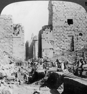 Opgraving van een laan naar de Tempel van Karnak, Thebe, Egypte, 1905 door Underwood and Underwood