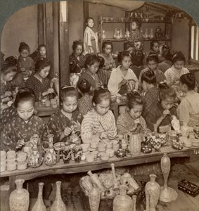 Fabrieksmeisjes die goedkoop aardewerk decoreren voor de buitenlandse markten, Kyoto, Japan, 1904 door Underwood and Underwood