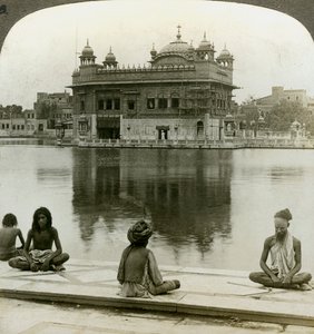 Fakirs in Amritsar, kijkend naar het zuiden over de Heilige Tank naar de Gouden Tempel, India, c1900s door Underwood and Underwood