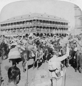 Veldmaarschalk Lord Roberts en staf juichen de koningin toe, Pretoria, Zuid-Afrika, 5 juni 1900 door Underwood and Underwood