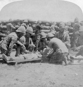 Eerste hulp aan een gewonde fuselier, Honey Nest Kloof Battle, Boerenoorlog, Zuid-Afrika, februari 1900 door Underwood and Underwood
