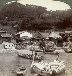 Vissersdorp Obatake aan de Binnenzee, kijkend naar het noorden naar de terrasvormige rijstvelden, Japan, 1904 door Underwood and Underwood