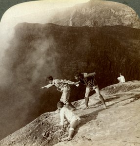 Kijkend door zwavelhoudende dampen in de kraterdiepten, Aso-San, Japan, 1904