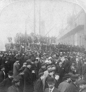 Gordon Highlanders die inschepen naar Zuid-Afrika, Liverpool, Lancashire, 1899 door Underwood and Underwood