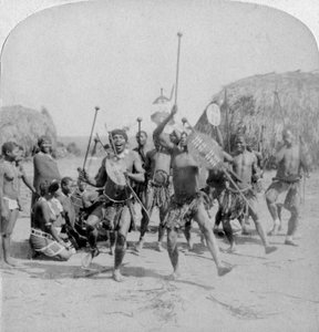 Heroïsche sporten van de Kraal, een Zulu oorlogsdans, Zululand, Zuid-Afrika