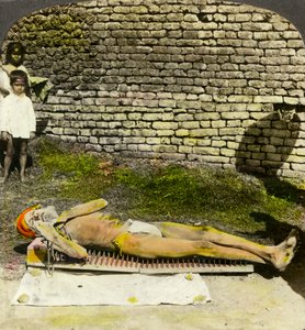 Hindoe toegewijde op een bed van spijkers bij het heiligdom van Kali, Calcutta, India, begin 20e eeuw