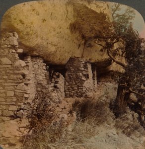 Huizen van een verdwenen ras - Klifwoningen in Walnut Canyon, Arizona, 1903. Kunstenaars: Elmer Underwood, Bert Elias Underwood door Underwood and Underwood