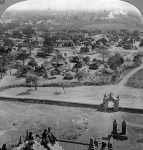 Huizen van de mensen, vanaf het dak van de oude Guadapalin Pagode, Pagan, Birma, ca. 1900s