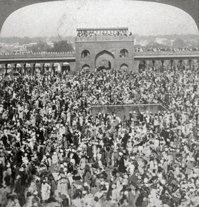 In de binnenplaats van de Jumma Moskee, Delhi, India, 1903 door Underwood and Underwood