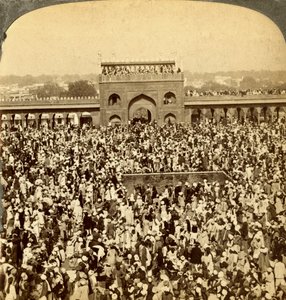 In de binnenplaats van de Jumma-moskee tijdens het jaarlijkse vasten, Delhi, India door Underwood and Underwood