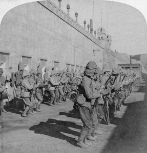 Inspectie van het Cheshire Regiment in het fort van Johannesburg, Boerenoorlog, Zuid-Afrika door Underwood and Underwood