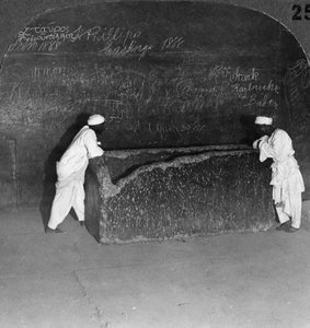 Sarcophaag van Khufu, gebroken door rovers, in de Grote Piramide, Egypte, 1905 door Underwood and Underwood
