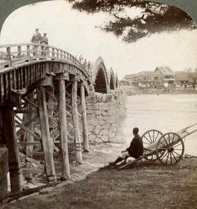 Kintai-brug over de Nishiki-rivier bij Iwakuni, noordwaarts kijkend, Japan, 1904 door Underwood and Underwood