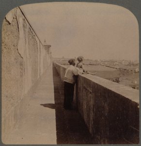 Lange wandeling langs het oude aquaduct - voorziet de stad van water, Lissabon, Portugal door Underwood and Underwood