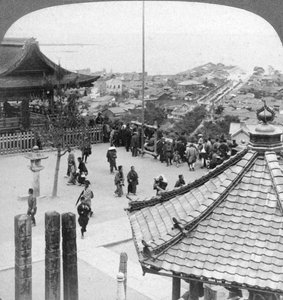 Uitzicht naar het oosten vanaf de Mildera-tempel over Otsu en het Biwa-meer, Japan, 1904 door Underwood and Underwood