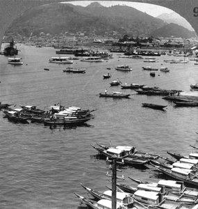Uitzicht naar het noorden over schepen in de haven van Nagasaki, Japan