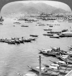 Kijkend naar het noorden over schepen in de haven van Nagasaki, Japan door Underwood and Underwood