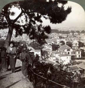 Zicht naar het zuidoosten vanaf de met pijnbomen bekroonde hoogten van Suwa-yama over Kobe, Japan door Underwood and Underwood