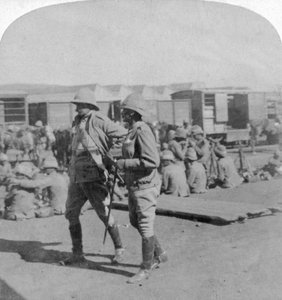 Lord Kitchener en Generaal Pole-Carew op Pretoria treinstation, Zuid-Afrika, 5 juni 1901 door Underwood and Underwood