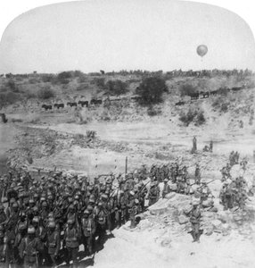 Lord Roberts infanterie steekt de Zandrivier over, Zuid-Afrika door Underwood and Underwood