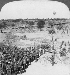 Lord Roberts infanterie steekt de Zand rivier over, Zuid-Afrika, ca. 1900s door Underwood and Underwood