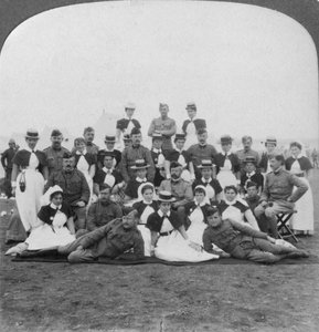 Medisch personeel en verpleegsters van algemeen ziekenhuis nr. 9, Bloemfontein, Zuid-Afrika, Boerenoorlog, 1901 door Underwood and Underwood
