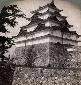 Middeleeuws ommuurd kasteel van Japanse prinsen, af en toe gebruikt door de Mikado Nagoya, Japan, 1896 door Underwood and Underwood