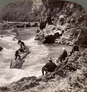 Mannen op een vlot, schieten de Hozu Rapids op de Katsura-rivier, Kyoto, Japan, 1904 door Underwood and Underwood