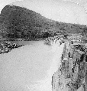 Middenwatervallen van de Tugela-rivier vanaf een Boerenkamp, nabij Colenso, Zuid-Afrika, 2e Boerenoorlog door Underwood and Underwood