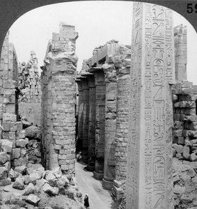Middenpad van de grote zaal en obelisk van Thutmosis I, tempel in Karnak, Thebe, Egypte, 1905 door Underwood and Underwood