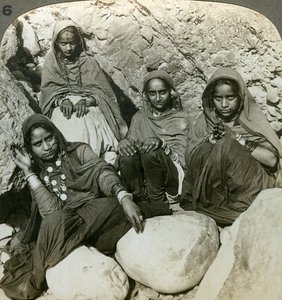 Inheemse Bhujji meisjes, Rivier Sutlej, Himalaya, India, c1900s door Underwood and Underwood