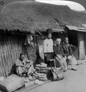 Inheemse winkel en klanten, nabij Mogok, noordelijk Birma, ca. 1900s door Underwood and Underwood