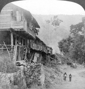 Inheems dorp, Teesta Brug bij Darjeeling, India, 1903 door Underwood and Underwood