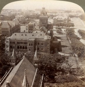 Over Universiteit en Secretariaat Sq. toren, Z. vanaf Rajabai Toren, Bombay, India, 1903 door Underwood and Underwood