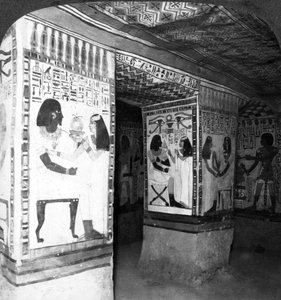 Geschilderde grafkamer uitgehouwen in de rotsen van de kliffen bij Thebe, Egypte