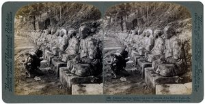 Boer die bidt voor een rij beelden van de God van het Licht, Daiya rivier, Nikko, Japan, 1904 door Underwood and Underwood