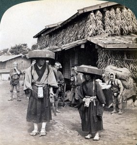 Pelgrimsbedelaars die kleine gongs slaan, nabij het Kawaguchi-meer, Japan, 1904