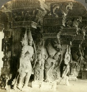 Zuilen van een hindoetempel, Madurai, India door Underwood and Underwood
