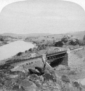 Pom-pom brug en Boeren hoofdkwartier telegraafstation, Tugela rivier, Natal, Zuid-Afrika, 1901 door Underwood and Underwood