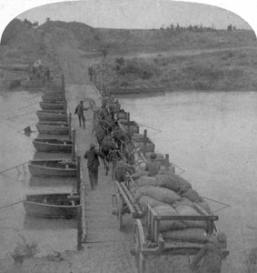 Pontonbrug over de Modderrivier, Boerenoorlog, Zuid-Afrika, 1900 door Underwood and Underwood