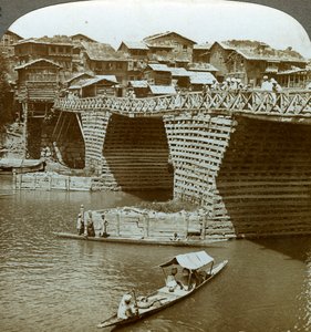 Eigenaardige brug en huizen, Stad van de Zon, Kasjmir, India, ca. 1900s door Underwood and Underwood