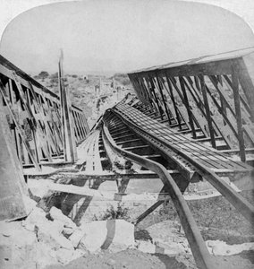 Spoorbrug over de Valsrivier bij Kroonstad, opgeblazen door de Boeren, Zuid-Afrika, 1901